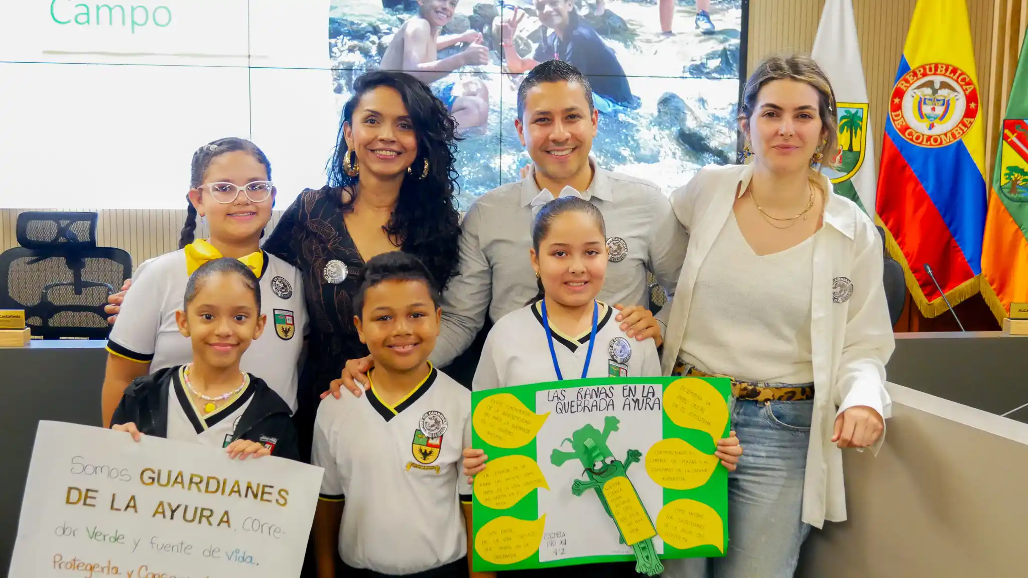 El ProfeLeo hablando con la comunidad