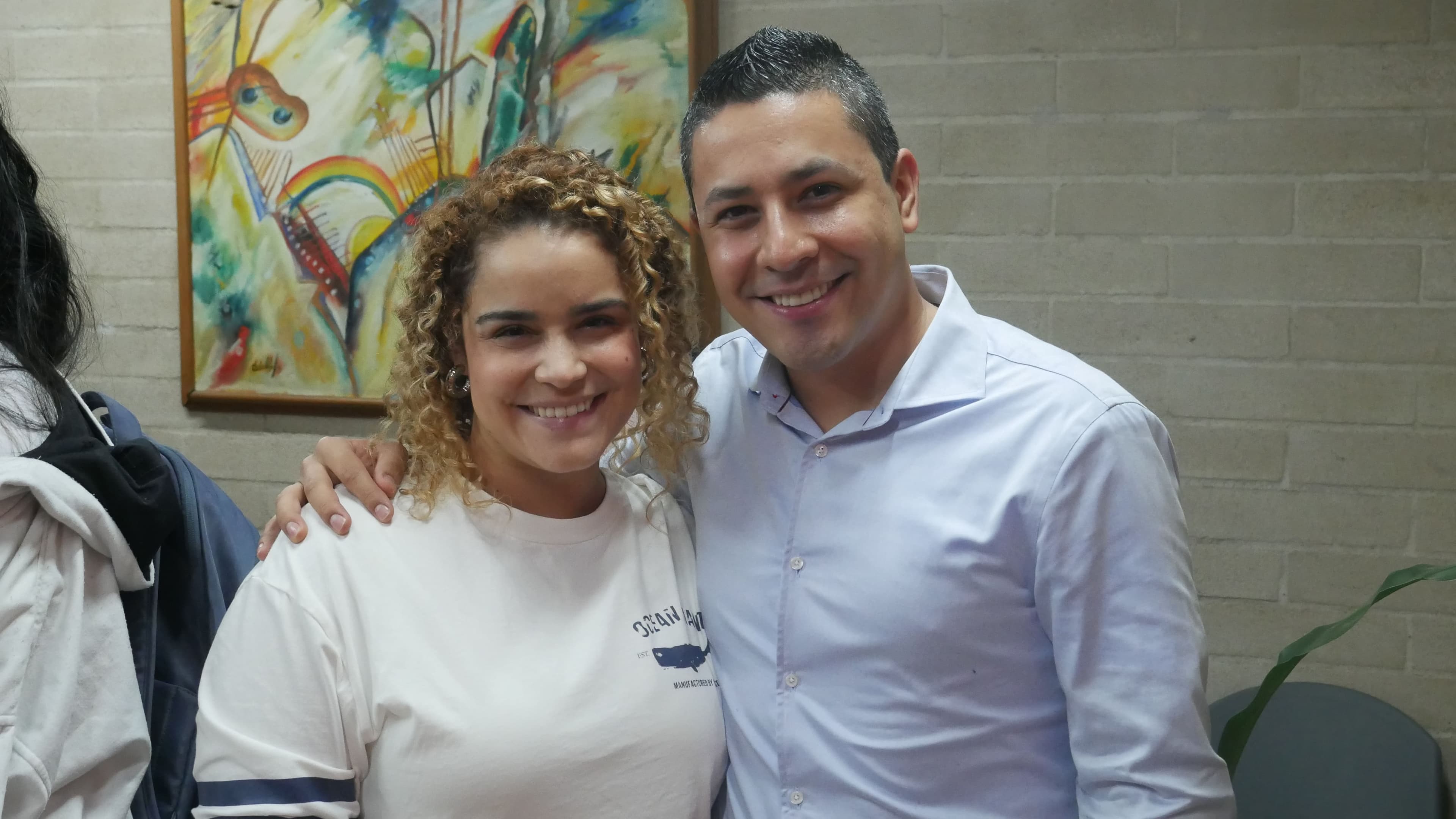 Educadores colaborando en un aula moderna